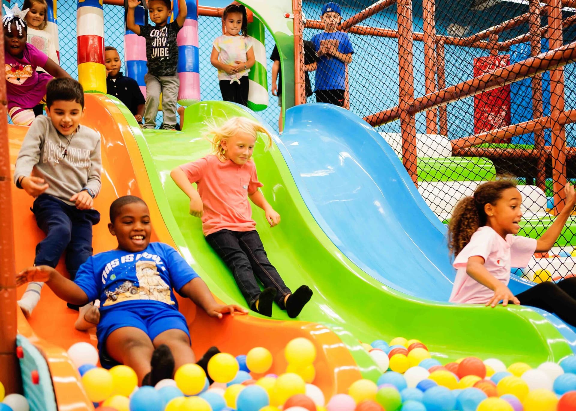 Gemeinsame Familien-Spiele Kinder drinnen fuer mehr Zusammenhalt