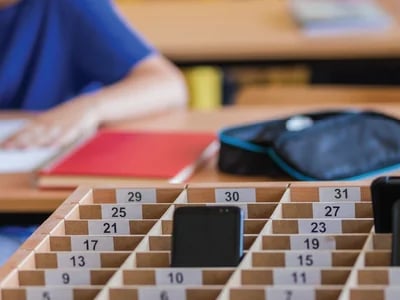 Warum FreeLock neue Maßstäbe für Wirtschaftlichkeit in der Smartphone-Sicherung an Schulen setzt