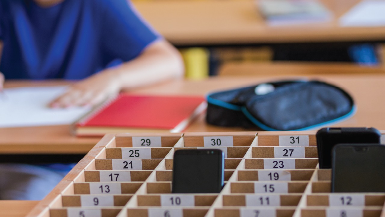 Warum FreeLock neue Maßstäbe für Wirtschaftlichkeit in der Smartphone-Sicherung an Schulen setzt